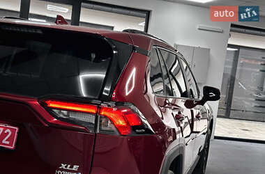 Позашляховик / Кросовер Toyota RAV4 2022 в 