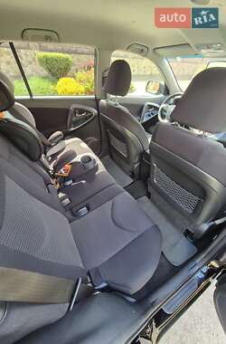 Позашляховик / Кросовер Toyota RAV4 2010 в 