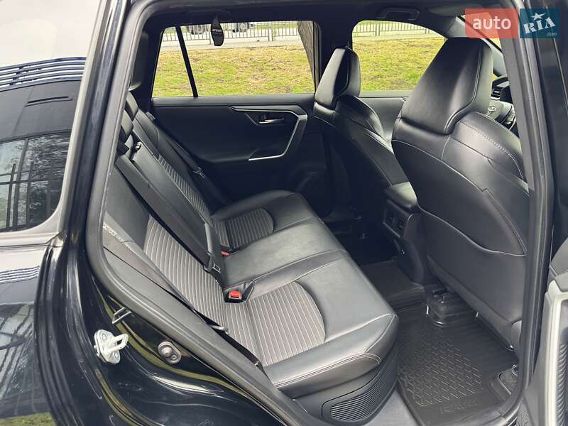 Позашляховик / Кросовер Toyota RAV4 2020 в Дніпрі