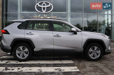 Позашляховик / Кросовер Toyota RAV4 2023 в 