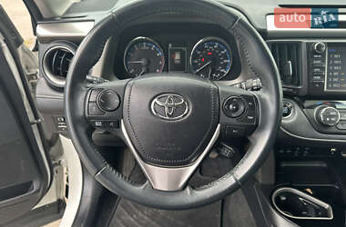 Позашляховик / Кросовер Toyota RAV4 2016 в 