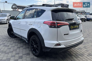 Позашляховик / Кросовер Toyota RAV4 2018 в 