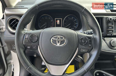 Позашляховик / Кросовер Toyota RAV4 2018 в 