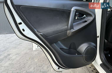 Позашляховик / Кросовер Toyota RAV4 2011 в 