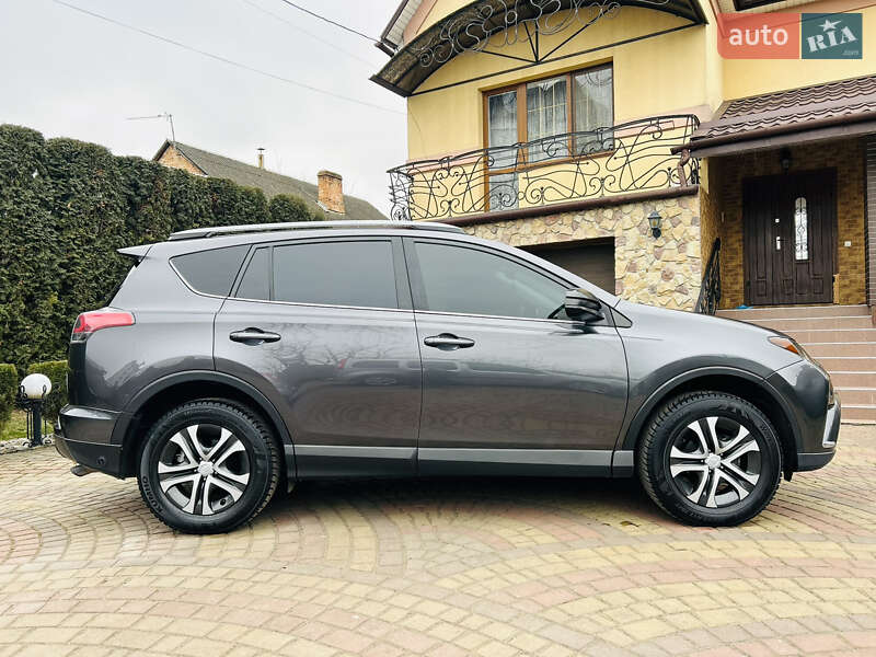 Позашляховик / Кросовер Toyota RAV4 2017 в Дубні