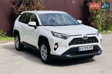 Внедорожник / Кроссовер Toyota RAV4 2019 в 