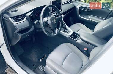 Внедорожник / Кроссовер Toyota RAV4 2019 в 