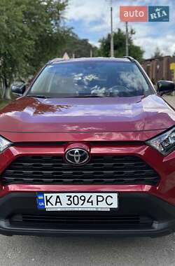 Позашляховик / Кросовер Toyota RAV4 2018 в 