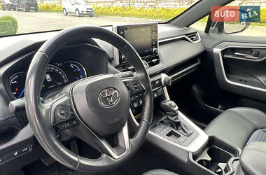 Позашляховик / Кросовер Toyota RAV4 2021 в 