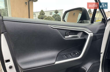 Позашляховик / Кросовер Toyota RAV4 2021 в 