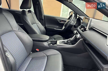 Позашляховик / Кросовер Toyota RAV4 2021 в 