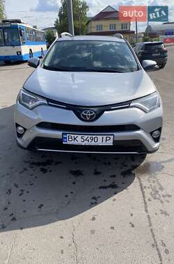 Внедорожник / Кроссовер Toyota RAV4 2017 в Ровно