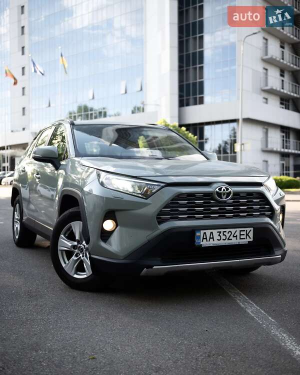 Позашляховик / Кросовер Toyota RAV4 2019 в 