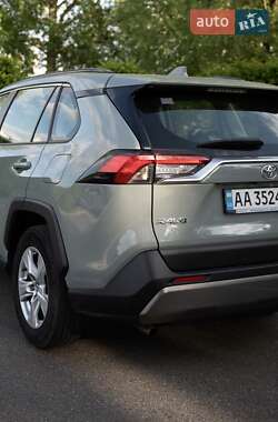 Позашляховик / Кросовер Toyota RAV4 2019 в 