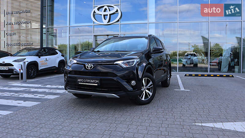Позашляховик / Кросовер Toyota RAV4 2017 в Рівному