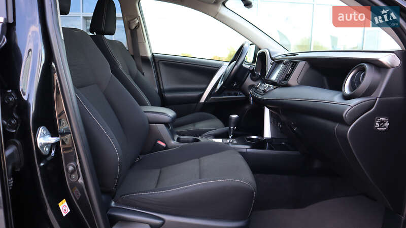 Позашляховик / Кросовер Toyota RAV4 2017 в Рівному