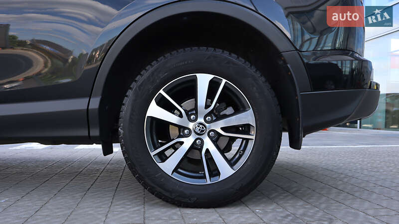 Позашляховик / Кросовер Toyota RAV4 2017 в Рівному