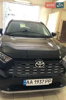 Внедорожник / Кроссовер Toyota RAV4 2019 в 