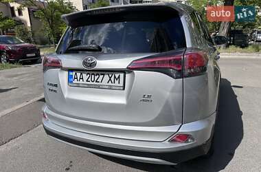 Позашляховик / Кросовер Toyota RAV4 2017 в 