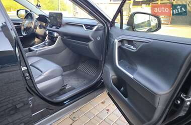 Позашляховик / Кросовер Toyota RAV4 2023 в 