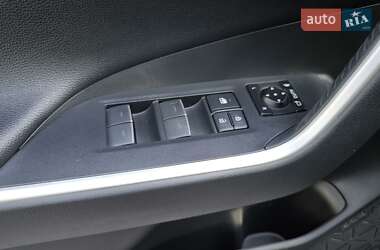 Позашляховик / Кросовер Toyota RAV4 2023 в 