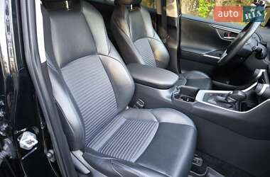 Позашляховик / Кросовер Toyota RAV4 2023 в 
