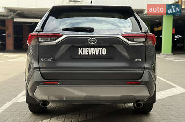 Позашляховик / Кросовер Toyota RAV4 2020 в 
