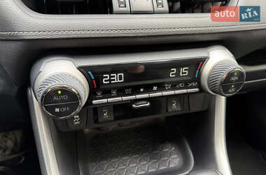 Позашляховик / Кросовер Toyota RAV4 2020 в 