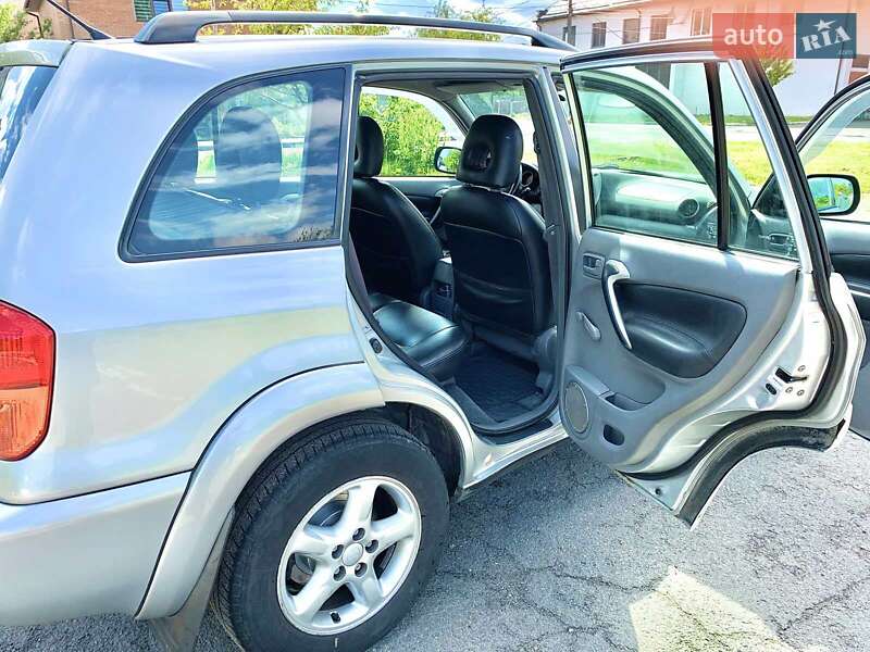 Внедорожник / Кроссовер Toyota RAV4 2002 в Луцке