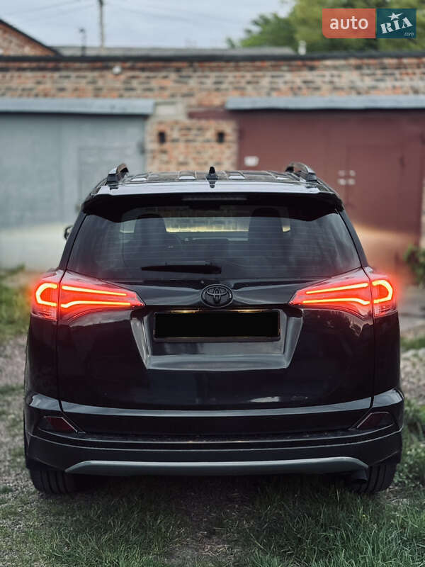 Внедорожник / Кроссовер Toyota RAV4 2017 в Чернигове