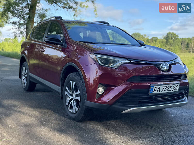 Внедорожник / Кроссовер Toyota RAV4 2018 в 