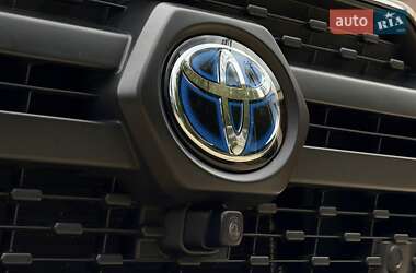 Позашляховик / Кросовер Toyota RAV4 2021 в 