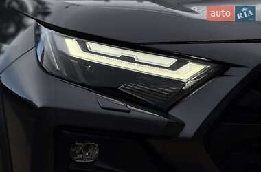 Позашляховик / Кросовер Toyota RAV4 2021 в 