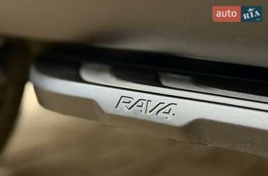 Позашляховик / Кросовер Toyota RAV4 2021 в 