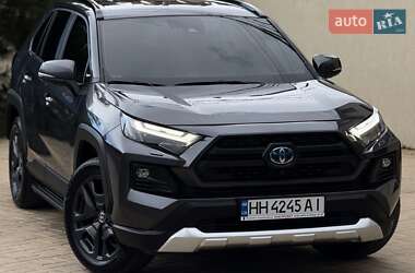 Позашляховик / Кросовер Toyota RAV4 2021 в 