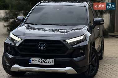 Позашляховик / Кросовер Toyota RAV4 2021 в 
