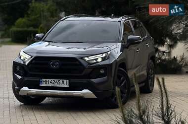 Позашляховик / Кросовер Toyota RAV4 2021 в 