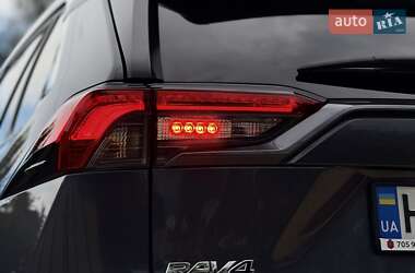Позашляховик / Кросовер Toyota RAV4 2021 в 