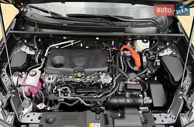 Позашляховик / Кросовер Toyota RAV4 2021 в 