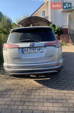 Позашляховик / Кросовер Toyota RAV4 2017 в 