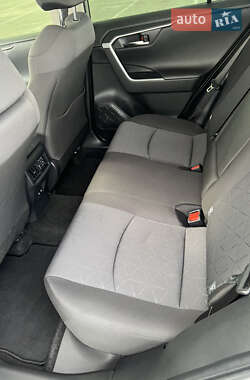 Позашляховик / Кросовер Toyota RAV4 2020 в 