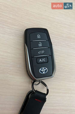 Позашляховик / Кросовер Toyota RAV4 2021 в 