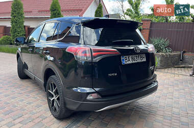 Позашляховик / Кросовер Toyota RAV4 2016 в 
