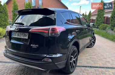 Позашляховик / Кросовер Toyota RAV4 2016 в 