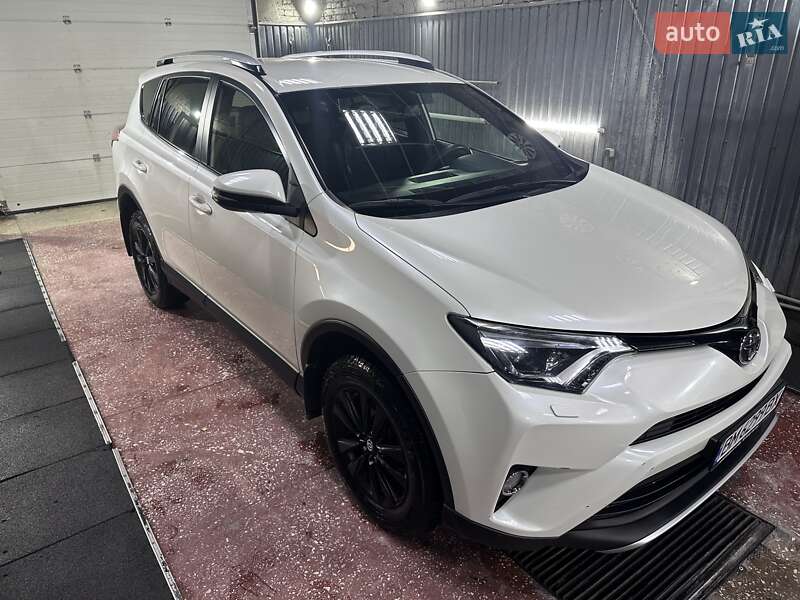 Позашляховик / Кросовер Toyota RAV4 2015 в Сумах