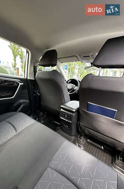 Внедорожник / Кроссовер Toyota RAV4 2019 в 