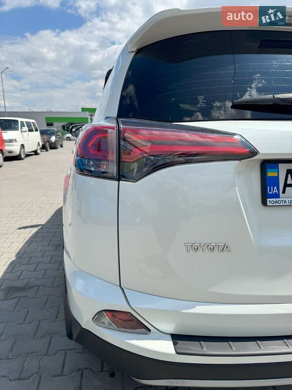 Внедорожник / Кроссовер Toyota RAV4 2017 в Житомире