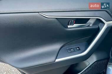 Позашляховик / Кросовер Toyota RAV4 2020 в 