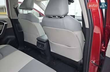 Позашляховик / Кросовер Toyota RAV4 2020 в 