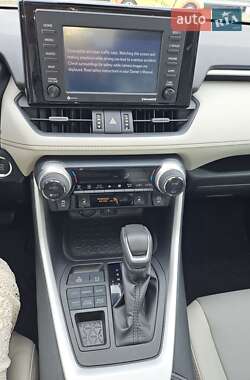 Позашляховик / Кросовер Toyota RAV4 2020 в 